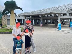 朝一番で美ら海水族館にやって来ました。ホテルからは30分はかからなかったです、まだ空いてます。
沖縄の民家にはどの家にもシーサーがいて、道すがら孫達は様々なシーサーを見つけて楽しんでいました。