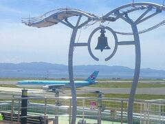 滑走路に目を遣ると、丁度、KE機がタキシング中。

また韓国、行きたいな～。　
