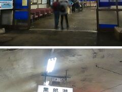 ひんやりした地下にある黒部湖駅からケーブルカーに乗ります。標高差約400m、最大勾配31度の急斜面を一気に登っていきます。日本で唯一、全線が地下に埋もれたケーブカーだそう。