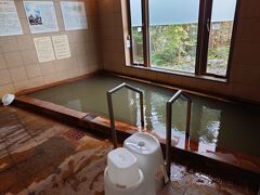 頓原天然炭酸温泉ラムネ銀泉。
鉱泉水に大量の炭酸ガスを含む 日本有数の 炭酸泉。しかも炭酸ガス・炭酸水素イオンが混在しているという珍しい泉質なんだそう。もちろんかけ流しです。
