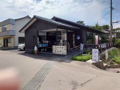 さてランチ。
ランチは事前に魚介好きの私がチョイスしたお店「たつざわ商店岬カフェ」さん。カフェなのに海鮮丼が名物なんだそう。