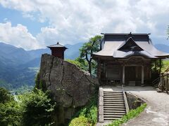 こちらは、開山堂。
岩の上に建てられたお堂です。