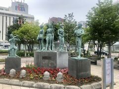 再び札幌駅に戻ってきました。

今の札幌駅の前は、ここが正面で、青いタイル作りの駅舎の前に、この像が建っていて、写真スポットとして有名だった場所です。