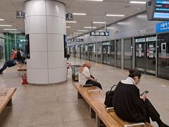 A'REX仁川空港２ターミナル駅からでソウル駅に行き、地下鉄で明洞に向かいます。