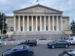 ２時間ほどでおわり、美術館前からバスでパリの車窓観光