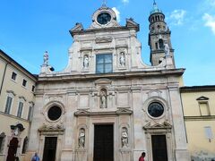 ドゥオーモ前で再集合して、上のFarmacia San Giovanniをまた通って、サン・ジョバンニ・エバンジェリスタ教会へ。