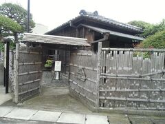 国道からやや離れてある旧島崎藤村住宅です。藤村自身が「静の草屋」と称し、質素を旨とする生活を送っていました。