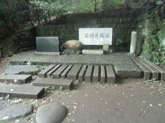 三宝寺池の南岸にある石神井城跡。
豊島氏の城館でした。
石碑と説明板の他に、内郭の土塁と空堀が残っています。
