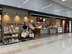 JALの特典航空券を使って、初めて"どこかにマイル"で旅行に～

まずは羽田空港第一旅客ターミナルB1の『DEAN & DELUCA』で朝活

B1階の端の方にあります
開店少し前に着いたのでまだ準備中
オープンと同時に…