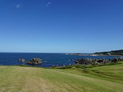 天然の芝生と言うから驚きです。海岸のすぐそばまで芝生が広がり、青い海とのコントラストが素晴らしい。
日本じゃないような、テレビで見る海外のゴルフ場のような景色です。