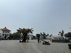 通りを進んでいくと広場に出ました。
旧市街の中心地、ファタヒラ広場です。
暑いからか皆さん広場の外の日陰にいらっしゃいます。