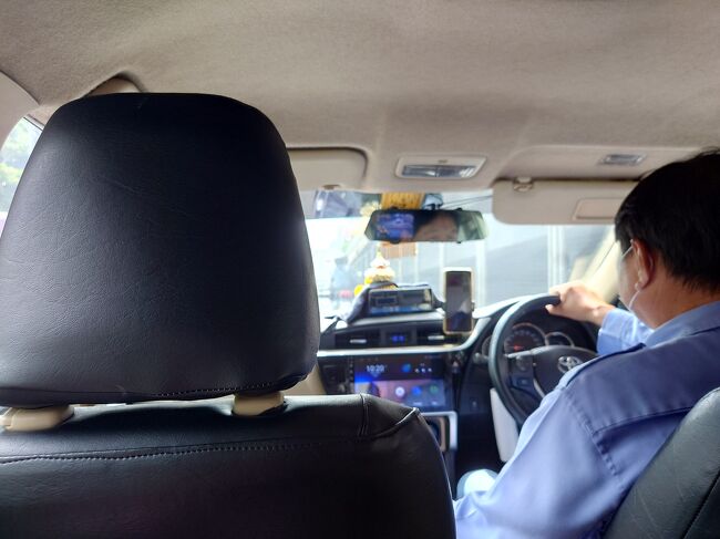 タクシーで移動します。