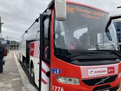 空港から市内までは乗り換えが必要だけど路線バスもあり、それだと安くけるのだけど、直通のFlybussenは大人1人NOK149する代わりに、子供が無料なので、今回はFlybussenで行くことに。