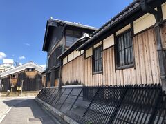 で、さらに5分ほど歩くと、月桂冠の酒蔵。

家を探すとき、京都駅より南は治安が悪いとかなんとか書かれていてびびっていたのですが、このエリアはきれいな柳が生い茂る水路があったり、蔵が残ってたり、言っても古都京都なんだなぁと思いました。