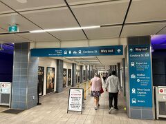 ウォーターフロント駅
空港から乗り換えなしで約２５分で到着します。
案内に従って進めば出口に到着します。
クラッシクな建物はとても趣が有ります。
ここからシーバスで対岸へ行ったり、
別のラインにも乗れます。
