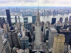 トップオブザ・ロックからは見えなかったクライスラービルもすぐそこ。
ステンレスの尖塔部分が美しいので、このビルがマンハッタンで一番好き。