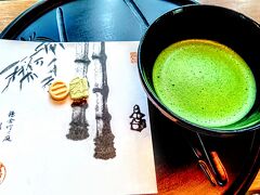 鎌倉の報国寺にある休耕庵は入園料を支払うときにお茶代を含めて支払い、お茶屋に行くことになる。
