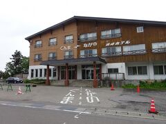 降りたバス停の後ろにあった、渋峠ホテル。
ちょうど建物の真ん中を県境が通っていて、それが分かるようになっている。

ここの売店で「日本国道最高地点到達証明書」を発行してくれるらしい。
ただし営業は14:30まで。惜しくも本日は終了。