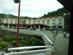 引き続き、熊の湯温泉がある。
このホテルの駐車場まで入り込んだところにバス停がある。
