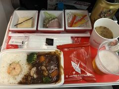 JALマイル割引キャンペーンを利用して、名古屋からホノルルまでJALで行きました。
機内食おいしいですね
エコノミーなのに小鉢が付くなんて知りませんでした。