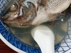 フーハンドウジャンは行列できてたので、7月と同じく
以馬内利鮮魚湯に来ました。
これは私がそろそろ食べ終わるタイミングで、隣りに座ったおじさんが注文したものです。写真撮ってもいいですか？って英語で聞きました。
折れ曲がってますが、1匹丸ごと入ってます。
これが看板メニューです。100元也。

某ユーチューバーが最近紹介してましたが、教えたのは私です。

昔の店舗だった時、早く行かないと売り切れると言われてました。
新しい店舗になってから、仕入れる数は増えたのだろうか？
お店にいたのは11時前後だったと思います。