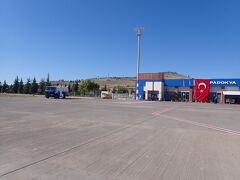 小さなターミナルビル。
「KAPADOKYA」って書いてある？
トルコの国旗で隠れてました。

その向こうには乾燥したトルコの台地。
はるばる来たね～。家を出てから約２６時間！