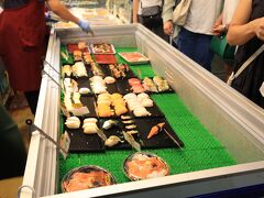 到着後、お昼ごはんを食べるために唐戸市場へ

土日祝はお寿司などの海鮮イベント「活きいき馬関街」をやっています。
お寿司、海鮮の揚げ物なんかが売られています