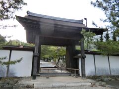 洞春寺山門です。ここが盛見公の菩提寺国清寺です。
この菩提寺は毛利氏が移封されて後に毛利隆元の菩提寺常栄寺に、更にその後毛利元就の菩提寺洞春寺と名前が変わりましたが、ここが盛見公の菩提寺国清寺だったのです。
写真は国の重要文化財洞春寺の山門。
この山門は国清寺創建当時の山門で全国的にも数少ない大変貴重で最も格式の高い四脚門です。
