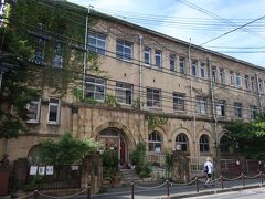 繁昌神社の向かいには古い学校の建物がありました。門の看板には「京都市立成徳中学校」とありました。1869年、下京番組小学校の誕生を創立起源とする、大変歴史のある学校だったようです。学校は2007年3月末に閉校となっています。