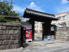 京都市学校歴史博物館の正面入り口にやって来ました。
