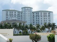 JW Marriott Cancunの正面（翌日）。

手前の敷地は電力会社CFEの敷地。