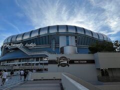 オリックスバファローズの本拠地でもある京セラドーム大阪＾＾
シルバーの宇宙船っぽい建物が特徴的ですね。