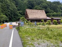 川を渡ると奥に蕎麦屋さんを発見。
バスの車中から蕎麦の花が見えていた＆今日は暑いので、冷たい蕎麦が食べたくてたまりません。さて入店！