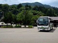 ★13:15
この先はいよいよ、帰路に向かう方向となります。
高山行きの特急バスに乗車し、白川郷を後に。