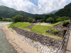 そしてであい橋を渡って対岸へ。何とも心落ち着く景色ですね～
