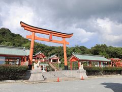 唐戸市場を出て、角島方面へ移動途中にある福徳稲荷神社へ

道路からの入口はめちゃくちゃ急な坂です。