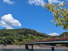 赤い朝霧橋
を渡ると
遠くにみえるのが宇治神社の鳥居