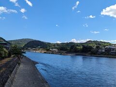 まだまだ陽も高いけれど
そろそろ帰宅の準備。

宇治川を渡って駅へ戻ります

平安の頃の人も、堤防の舗装はされていないだろうけど
こんな景色眺めていたのかなあ