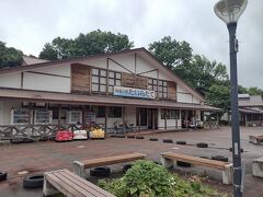 道の駅たいらだてでトイレ休憩。
まだ営業時間外なのでお店は空いていませんでしたが・・・。

裏は海でキャンプ場にもなっているみたいです。