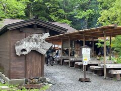 嘉門次小屋。ほんとはここでイワナの塩焼を食べるつもりだったのになあ。