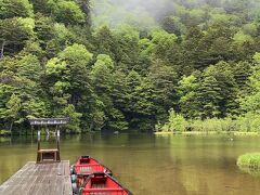 明神池はふたつあり、まず手前の一之池。桟橋に浮かぶ赤い小舟がとても印象的。