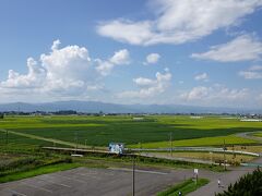 西側には駅舎が見えてます。