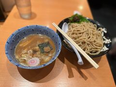 東京駅の六厘舎。とても美味しかった