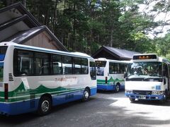 ５０分ほど乗車して「北沢峠」に到着しました
ここを起点にして仙丈ケ岳などの山小屋へ向かいます
目の前にある小屋は「こもれび山荘」で利用客が一番多いようでした