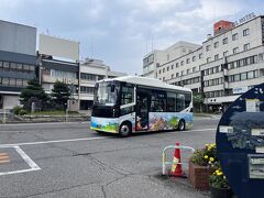 駅で見つけた無料循環バスに乗ります。お盆期間限定だけで今日が最終日らしい。