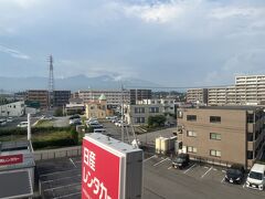 佐久平駅の高架でチラッと見えた浅間山。