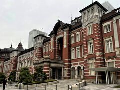 ＜東京駅＞

今回の宿泊先は、メズム東京オートグラフコレクション。
友人とは東京駅丸の内南口で待ち合わせしました。

東京駅と言えば、赤レンガの駅舎が美しいですね。
写真右下が東京ステーションホテルのエントランスです。