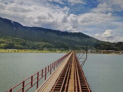 反対側から由良川橋梁を渡ります。
