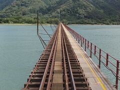 先頭車両からの由良川橋梁を渡る眺め。千と千尋の映画のように川の上を走っているよう。