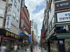 釜山駅に荷物を置いて地下鉄に乗って凡一駅へ
地下鉄の中で「どこに行くの？」と話しかけられて「凡一駅です。」と答えたら「凡一駅に何しに行くの？」とびっくりされましたが、すぐに「あ～ナクチポックム食べに行くんだね」と言われる程の有名店へ向かいます。